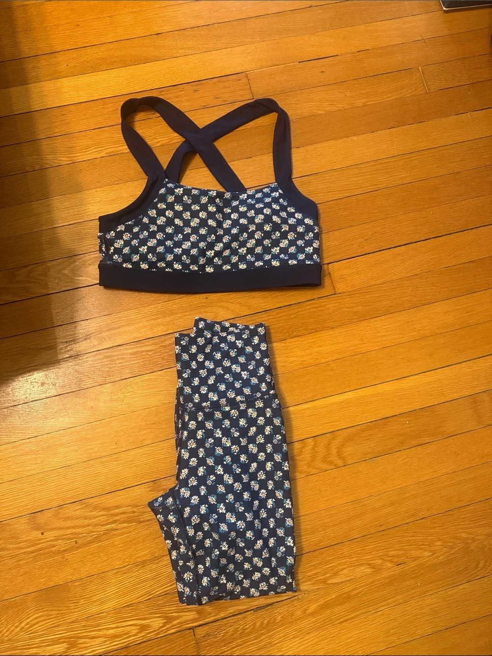Fabletics Navy Floral Leggings Set with White Daisy Print